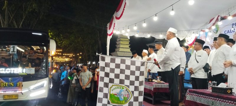 Bupati Sampang Slamet Junaidi melepas 618 calon jemaah haji Kloter 67 dan 68 di Pendopo Trunojoyo sebelum bertolak menuju Tanah Suci Arab Saudi.