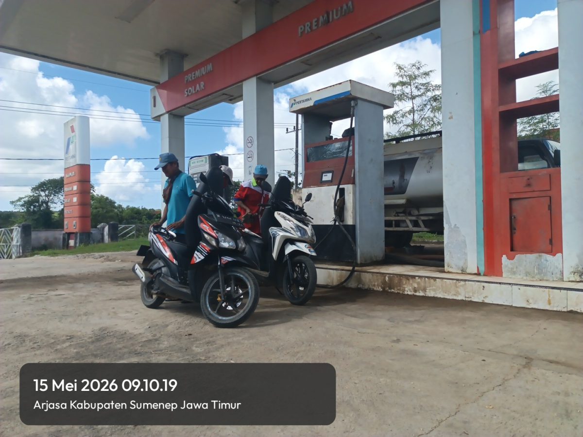 Aktivitas pengisian BBM di SPBU Kecamatan Arjasa, Kepulauan Kangean, Kabupaten Sumenep, Jumat (15/5/2026). Pertamina Patra Niaga Jatimbalinus memastikan distribusi Pertalite dan Biosolar di wilayah kepulauan tetap aman menjelang hari besar keagamaan.