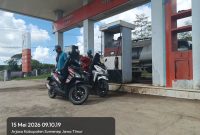 Aktivitas pengisian BBM di SPBU Kecamatan Arjasa, Kepulauan Kangean, Kabupaten Sumenep, Jumat (15/5/2026). Pertamina Patra Niaga Jatimbalinus memastikan distribusi Pertalite dan Biosolar di wilayah kepulauan tetap aman menjelang hari besar keagamaan.