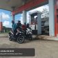 Aktivitas pengisian BBM di SPBU Kecamatan Arjasa, Kepulauan Kangean, Kabupaten Sumenep, Jumat (15/5/2026). Pertamina Patra Niaga Jatimbalinus memastikan distribusi Pertalite dan Biosolar di wilayah kepulauan tetap aman menjelang hari besar keagamaan.