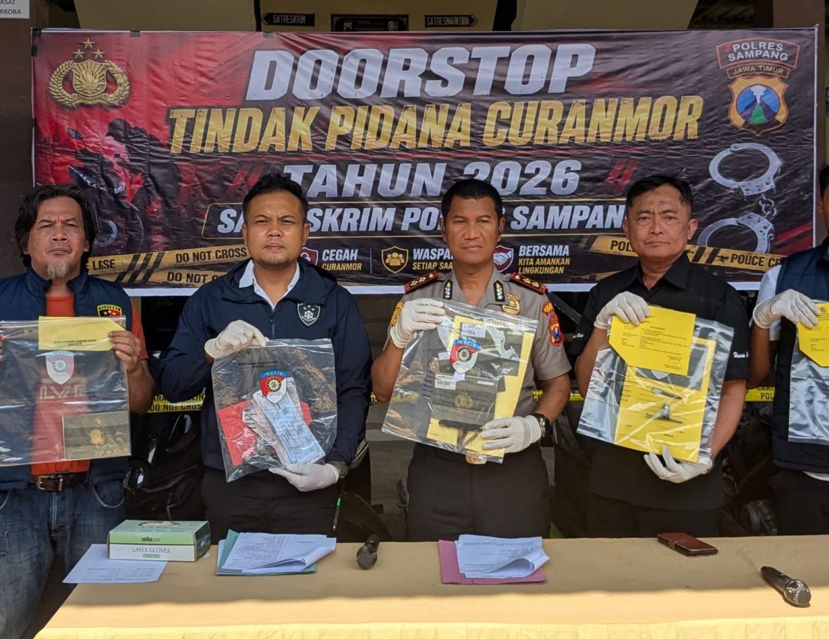 Satreskrim Polres Sampang saat merilis pengungkapan 16 kasus pencurian kendaraan bermotor (curanmor) sepanjang Desember 2025 hingga April 2026. Dalam pengungkapan tersebut, polisi berhasil mengamankan 17 tersangka dari berbagai wilayah di Kabupaten Sampang.