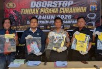 Satreskrim Polres Sampang saat merilis pengungkapan 16 kasus pencurian kendaraan bermotor (curanmor) sepanjang Desember 2025 hingga April 2026. Dalam pengungkapan tersebut, polisi berhasil mengamankan 17 tersangka dari berbagai wilayah di Kabupaten Sampang.