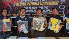 Satreskrim Polres Sampang saat merilis pengungkapan 16 kasus pencurian kendaraan bermotor (curanmor) sepanjang Desember 2025 hingga April 2026. Dalam pengungkapan tersebut, polisi berhasil mengamankan 17 tersangka dari berbagai wilayah di Kabupaten Sampang.