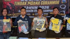Satreskrim Polres Sampang saat merilis pengungkapan 16 kasus pencurian kendaraan bermotor (curanmor) sepanjang Desember 2025 hingga April 2026. Dalam pengungkapan tersebut, polisi berhasil mengamankan 17 tersangka dari berbagai wilayah di Kabupaten Sampang.