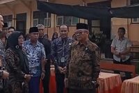 Mendikdasmen RI Abdul Mu’ti saat meninjau langsung kondisi SDN Kajuanak 4 di Kecamatan Galis, Bangkalan, yang rusak parah hingga memaksa 104 siswa belajar di rumah warga.