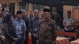 Mendikdasmen RI Abdul Mu’ti saat meninjau langsung kondisi SDN Kajuanak 4 di Kecamatan Galis, Bangkalan, yang rusak parah hingga memaksa 104 siswa belajar di rumah warga.