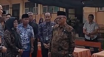 Mendikdasmen RI Abdul Mu’ti saat meninjau langsung kondisi SDN Kajuanak 4 di Kecamatan Galis, Bangkalan, yang rusak parah hingga memaksa 104 siswa belajar di rumah warga.