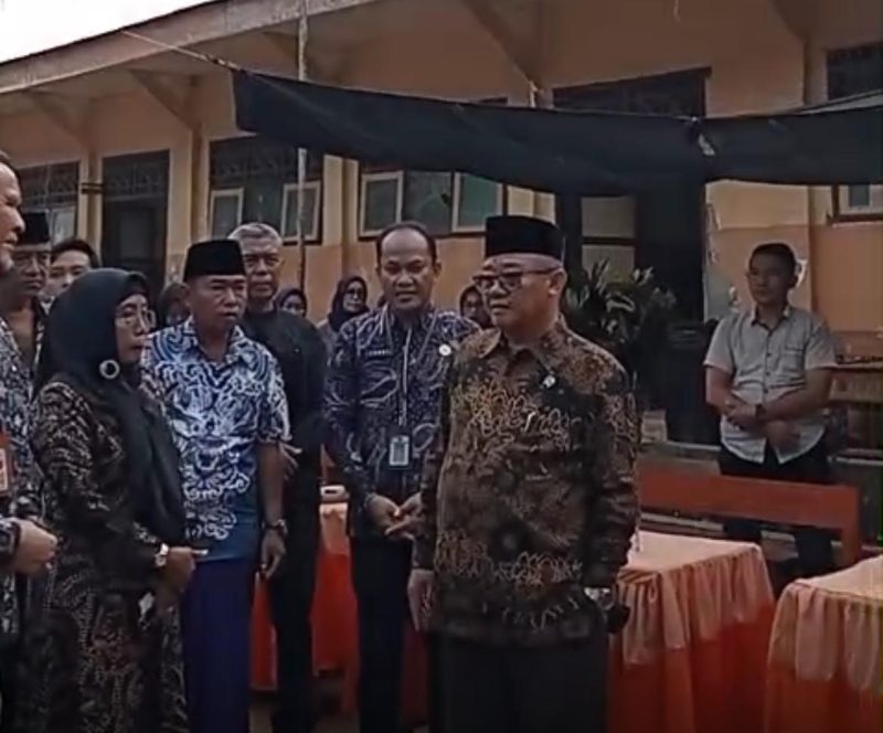 Mendikdasmen RI Abdul Mu’ti saat meninjau langsung kondisi SDN Kajuanak 4 di Kecamatan Galis, Bangkalan, yang rusak parah hingga memaksa 104 siswa belajar di rumah warga.