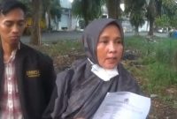 Diana Novita menunjukkan hasil visum usai diduga menjadi korban penganiayaan oleh preman terminal di kawasan Terminal Bangkalan, Kamis (21/5/2026).