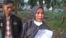 Diana Novita menunjukkan hasil visum usai diduga menjadi korban penganiayaan oleh preman terminal di kawasan Terminal Bangkalan, Kamis (21/5/2026).