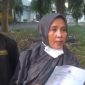 Diana Novita menunjukkan hasil visum usai diduga menjadi korban penganiayaan oleh preman terminal di kawasan Terminal Bangkalan, Kamis (21/5/2026).