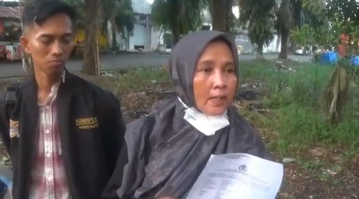 Diana Novita menunjukkan hasil visum usai diduga menjadi korban penganiayaan oleh preman terminal di kawasan Terminal Bangkalan, Kamis (21/5/2026).