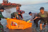 Penemuan mayat wanita di perairan Kamal, Bangkalan, mengungkap misteri sepeda motor terlantar di Jembatan Suramadu. Korban diketahui berasal dari Sidoarjo dan sebelumnya dilaporkan hilang. Polisi masih menyelidiki penyebab pasti kematian.