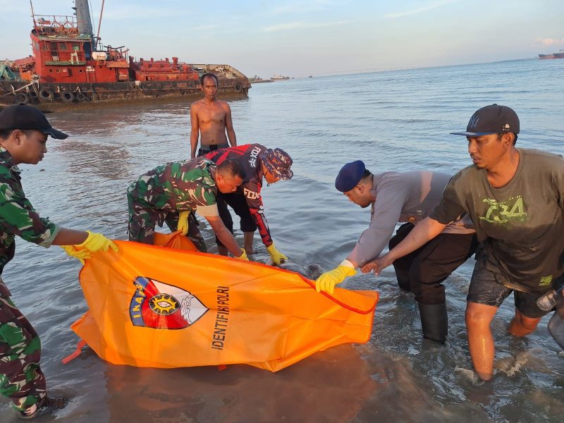 Penemuan mayat wanita di perairan Kamal, Bangkalan, mengungkap misteri sepeda motor terlantar di Jembatan Suramadu. Korban diketahui berasal dari Sidoarjo dan sebelumnya dilaporkan hilang. Polisi masih menyelidiki penyebab pasti kematian.