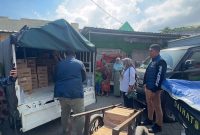 Petugas Perum BULOG Cabang Madura bersama Satgas Pangan melakukan pendistribusian minyak goreng ke pedagang di Pasar Ki Lemah Duwur, Bangkalan, guna menjaga stabilitas harga dan memastikan stok kebutuhan pokok tetap aman di pasaran.