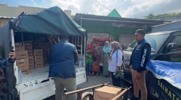 Petugas Perum BULOG Cabang Madura bersama Satgas Pangan melakukan pendistribusian minyak goreng ke pedagang di Pasar Ki Lemah Duwur, Bangkalan, guna menjaga stabilitas harga dan memastikan stok kebutuhan pokok tetap aman di pasaran.