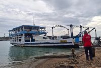 Aktivitas penyeberangan tongkang rute Talango–Kalianget di Sumenep yang dikeluhkan warga terkait dugaan pungutan liar saat kondisi darurat medis.