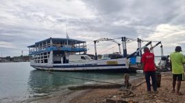 Aktivitas penyeberangan tongkang rute Talango–Kalianget di Sumenep yang dikeluhkan warga terkait dugaan pungutan liar saat kondisi darurat medis.