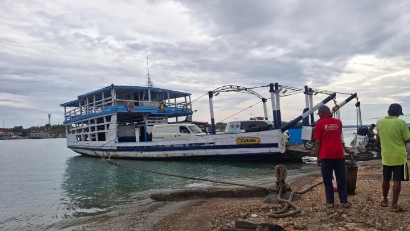 Aktivitas penyeberangan tongkang rute Talango–Kalianget di Sumenep yang dikeluhkan warga terkait dugaan pungutan liar saat kondisi darurat medis.