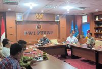 Ketua Tim Penyelaras Anrico Pasaribu menyerahkan naskah final AD/ART, Kode Etik Jurnalistik, dan Kode Perilaku Wartawan kepada Ketua Umum Akhmad Munir dalam rapat PWI Pusat di Jakarta, Senin (4/5/2026).