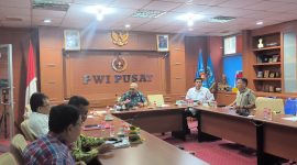 Ketua Tim Penyelaras Anrico Pasaribu menyerahkan naskah final AD/ART, Kode Etik Jurnalistik, dan Kode Perilaku Wartawan kepada Ketua Umum Akhmad Munir dalam rapat PWI Pusat di Jakarta, Senin (4/5/2026).