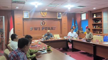 Ketua Tim Penyelaras Anrico Pasaribu menyerahkan naskah final AD/ART, Kode Etik Jurnalistik, dan Kode Perilaku Wartawan kepada Ketua Umum Akhmad Munir dalam rapat PWI Pusat di Jakarta, Senin (4/5/2026).