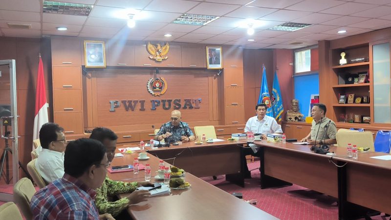 Ketua Tim Penyelaras Anrico Pasaribu menyerahkan naskah final AD/ART, Kode Etik Jurnalistik, dan Kode Perilaku Wartawan kepada Ketua Umum Akhmad Munir dalam rapat PWI Pusat di Jakarta, Senin (4/5/2026).