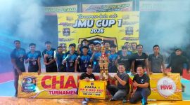 Tim King’s Merpati berpose bersama trofi usai menjuarai Turnamen Voli JMU Cup 1 2026 di Lapangan PBV Accen, Pangarengan, Sampang, Sabtu (02/05/2026) malam.