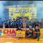 Tim King’s Merpati berpose bersama trofi usai menjuarai Turnamen Voli JMU Cup 1 2026 di Lapangan PBV Accen, Pangarengan, Sampang, Sabtu (02/05/2026) malam.