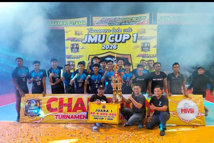Tim King’s Merpati berpose bersama trofi usai menjuarai Turnamen Voli JMU Cup 1 2026 di Lapangan PBV Accen, Pangarengan, Sampang, Sabtu (02/05/2026) malam.