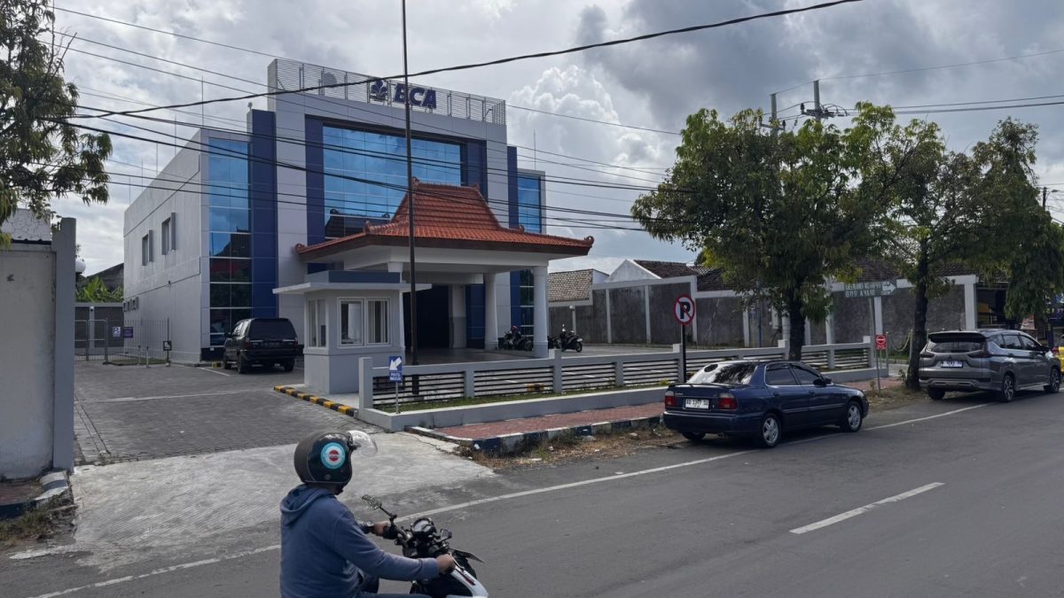 Sejumlah nasabah BCA di Sumenep mengeluhkan saldo rekening berkurang usai layanan QRIS MyBCA mengalami gangguan pada Kamis malam (13/5/2026). Salah satu nasabah mengaku kehilangan saldo hingga jutaan rupiah setelah transaksi gagal berulang kali.