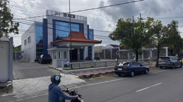 Sejumlah nasabah BCA di Sumenep mengeluhkan saldo rekening berkurang usai layanan QRIS MyBCA mengalami gangguan pada Kamis malam (13/5/2026). Salah satu nasabah mengaku kehilangan saldo hingga jutaan rupiah setelah transaksi gagal berulang kali.