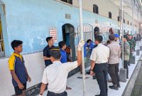Petugas Lapas Kelas IIB Sampang bersama aparat gabungan TNI dan Polri melakukan razia di blok hunian warga binaan dalam operasi pemberantasan Halinar, Jumat (08/05/2026).