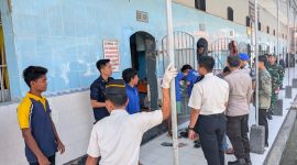Petugas Lapas Kelas IIB Sampang bersama aparat gabungan TNI dan Polri melakukan razia di blok hunian warga binaan dalam operasi pemberantasan Halinar, Jumat (08/05/2026).