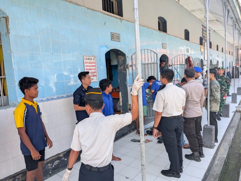 Petugas Lapas Kelas IIB Sampang bersama aparat gabungan TNI dan Polri melakukan razia di blok hunian warga binaan dalam operasi pemberantasan Halinar, Jumat (08/05/2026).