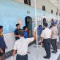 Petugas Lapas Kelas IIB Sampang bersama aparat gabungan TNI dan Polri melakukan razia di blok hunian warga binaan dalam operasi pemberantasan Halinar, Jumat (08/05/2026).