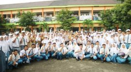 Siswa-siswi SMA 2 Bangkalan setelah gelar acara Millenial Road Safety Festival (ilustrasi)