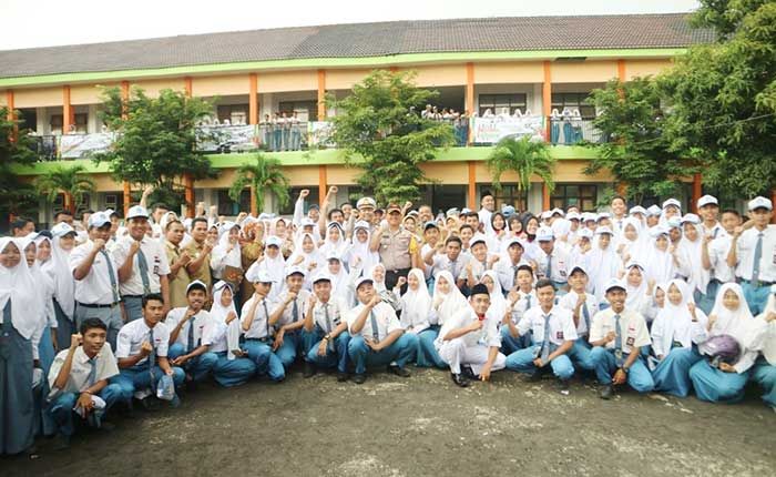 Siswa-siswi SMA 2 Bangkalan setelah gelar acara Millenial Road Safety Festival (ilustrasi)