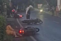 Sejumlah pengendara sepeda motor terjatuh di Jalan Raya Arosbaya akibat jalan licin karena tumpahan solar, Minggu (03/05/2026).