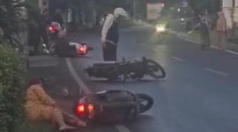 Sejumlah pengendara sepeda motor terjatuh di Jalan Raya Arosbaya akibat jalan licin karena tumpahan solar, Minggu (03/05/2026).