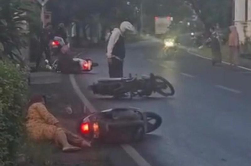 Sejumlah pengendara sepeda motor terjatuh di Jalan Raya Arosbaya akibat jalan licin karena tumpahan solar, Minggu (03/05/2026).