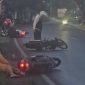 Sejumlah pengendara sepeda motor terjatuh di Jalan Raya Arosbaya akibat jalan licin karena tumpahan solar, Minggu (03/05/2026).