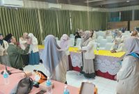 Mahasiswi Universitas Annuqayah mengikuti sesi Safari Jurnalistik dan pelatihan penulisan berita yang digelar untuk memperkuat budaya literasi kampus di Sumenep.