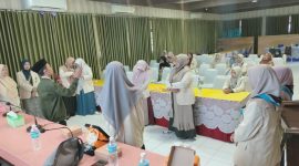Mahasiswi Universitas Annuqayah mengikuti sesi Safari Jurnalistik dan pelatihan penulisan berita yang digelar untuk memperkuat budaya literasi kampus di Sumenep.