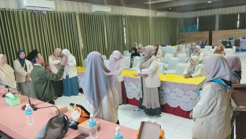 Mahasiswi Universitas Annuqayah mengikuti sesi Safari Jurnalistik dan pelatihan penulisan berita yang digelar untuk memperkuat budaya literasi kampus di Sumenep.