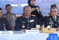 Kapolda Jawa Timur Nanang Avianto memimpin pemusnahan barang bukti kokain hasil pengungkapan kasus narkotika di Mapolda Jatim.