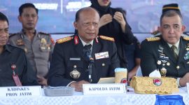 Kapolda Jawa Timur Nanang Avianto memimpin pemusnahan barang bukti kokain hasil pengungkapan kasus narkotika di Mapolda Jatim.