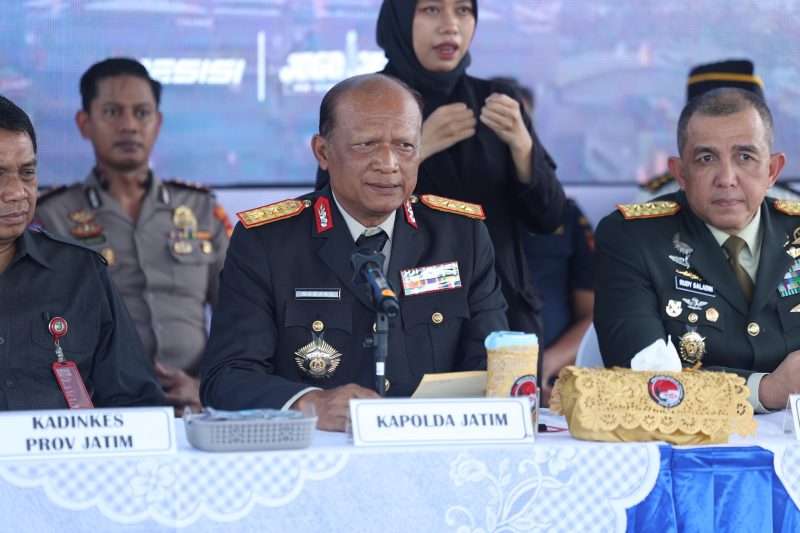 Kapolda Jawa Timur Nanang Avianto memimpin pemusnahan barang bukti kokain hasil pengungkapan kasus narkotika di Mapolda Jatim.