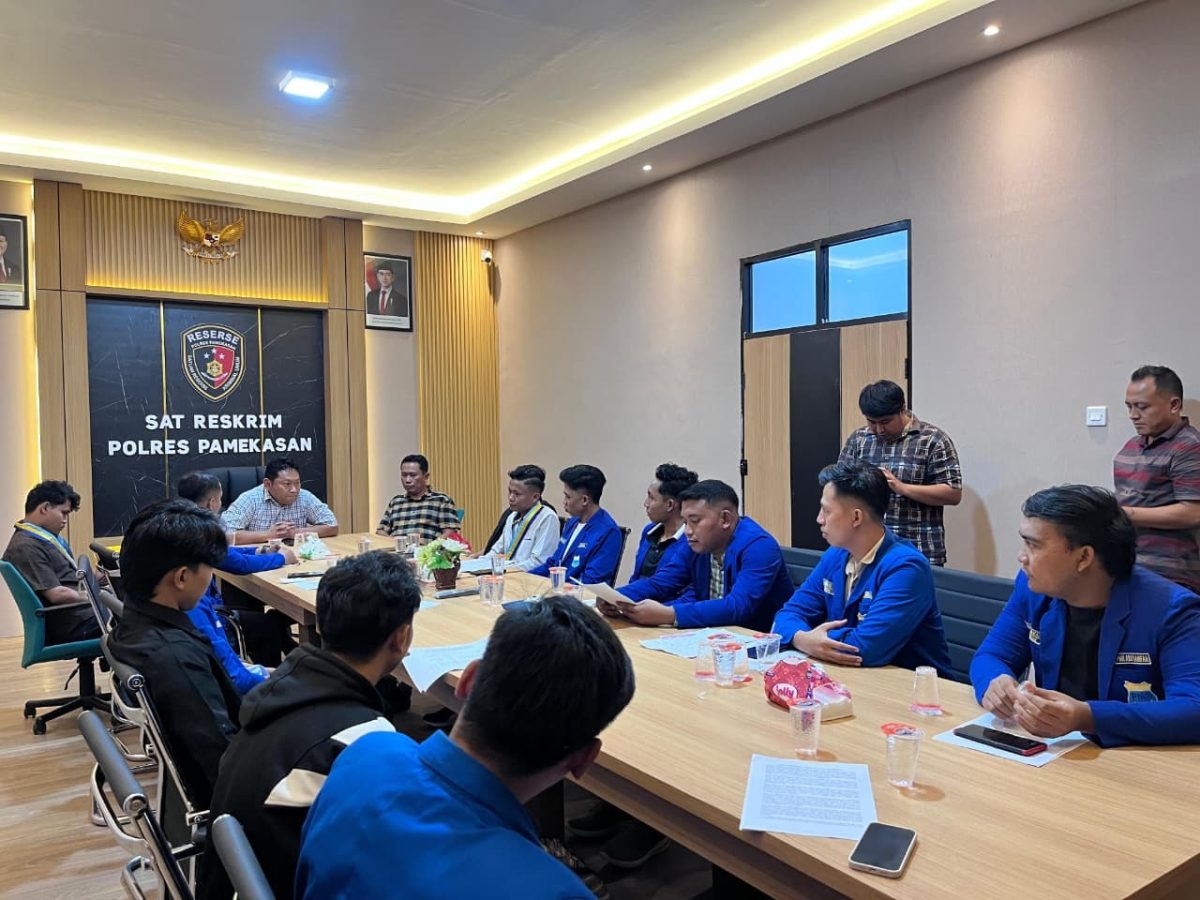 Pengurus Cabang PMII Pamekasan saat melakukan audiensi dengan Satreskrim Polres Pamekasan terkait maraknya aktivitas tambang galian C ilegal yang dinilai merusak lingkungan dan meresahkan masyarakat, Kamis (21/05/2026).