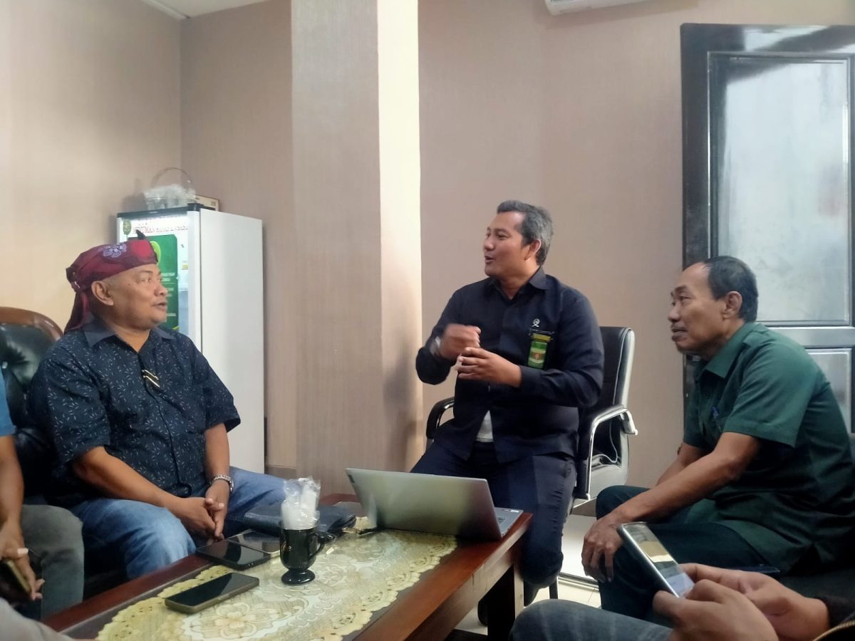 Juru Bicara dan Humas Pengadilan Negeri Sampang saat memberikan penjelasan kepada awak media terkait keterlambatan sejumlah agenda persidangan yang menjadi sorotan masyarakat di PN Sampang.